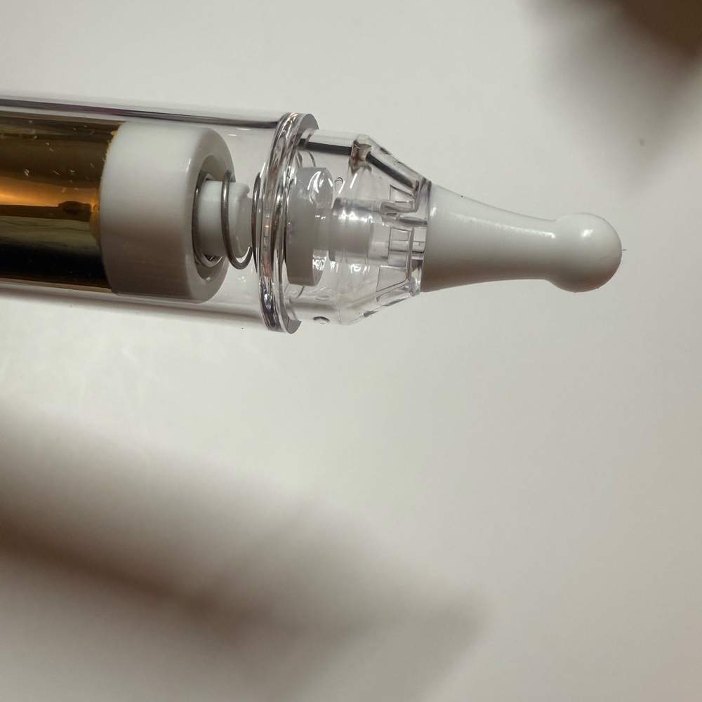 Versace Radiant Gold Face Serum - Picture 2 of 3